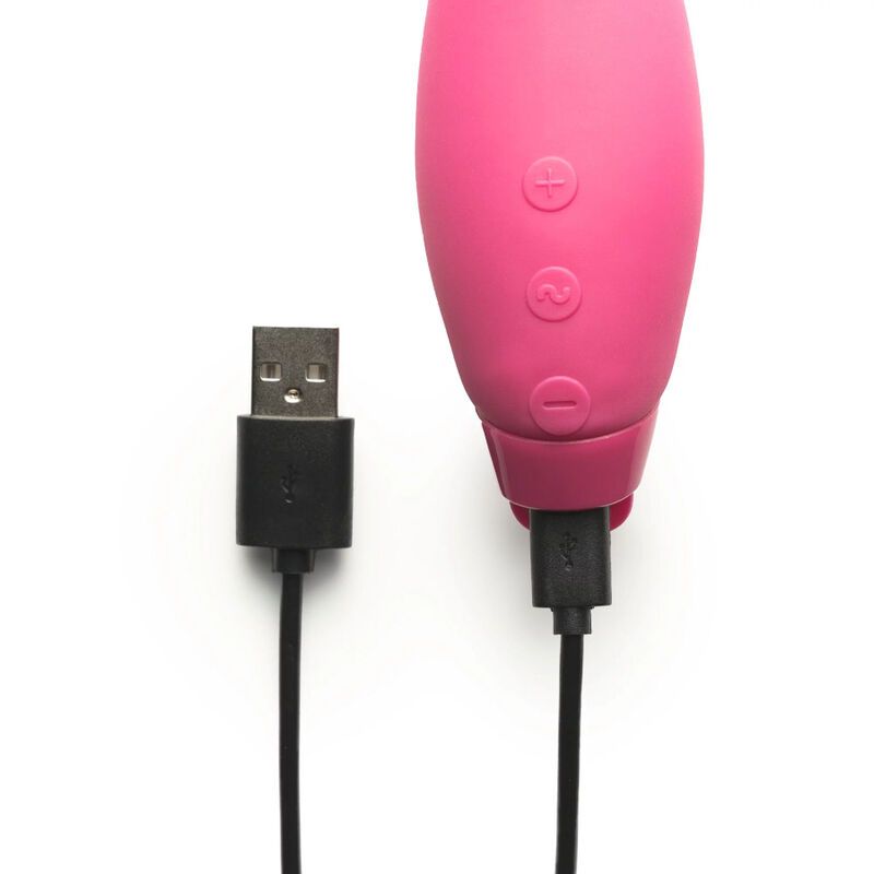 Rosa Vibrator mit Ladeanschluss. Schwarzes USB-Kabel daneben. Weißer Hintergrund.
