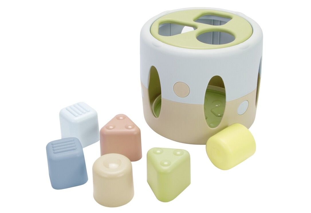 Sortierbox mit sechs farbigen Formen. Zylinder mit verschiedenen Öffnungen. Formen: Würfel, Dreieck, Zylinder. Farben: Blau, Rosa, Gelb, Grün, Beige.