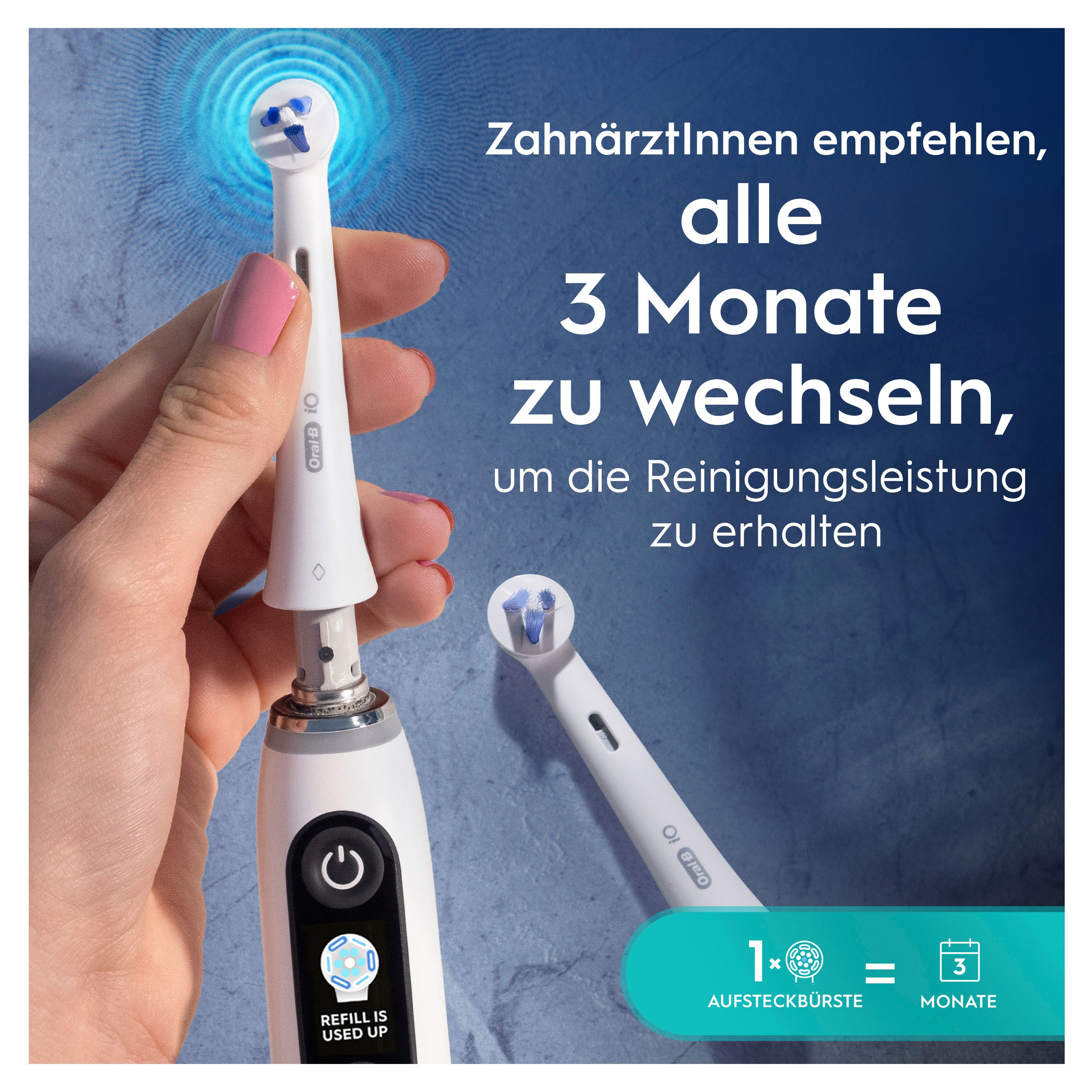 Hand hält Zahnbürste mit Aufsteckbürste. Text: ZahnärztInnen empfehlen, alle 3 Monate zu wechseln.