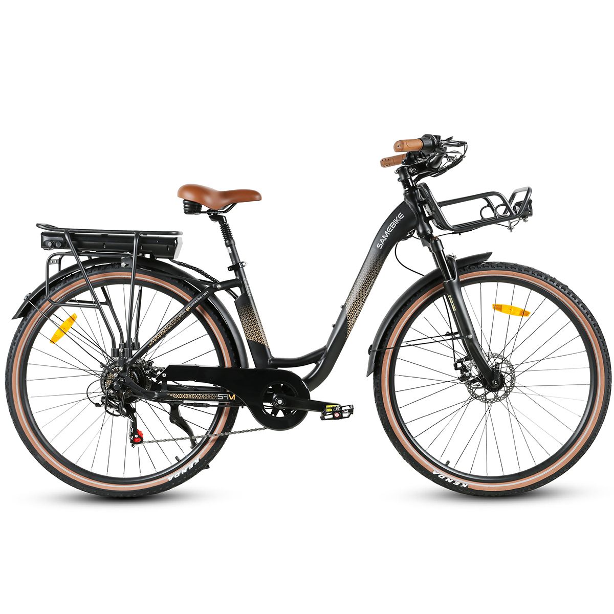 E-Bike, Seitenansicht. Schwarzer Rahmen, braune Reifen und Sattel. Korb, Gepäckträger und SAMEBIKE-Logo.