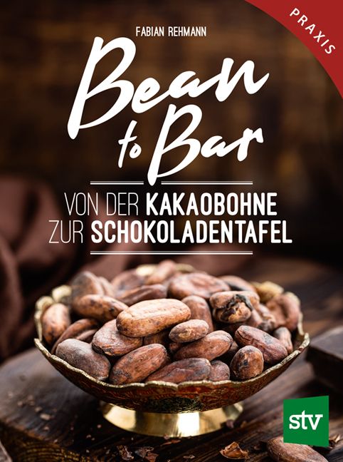 Buchcover mit Titel "Bean to Bar". Zeigt Kakaobohnen in Schale. Autor: Fabian Rehmann. Verlag: stv.