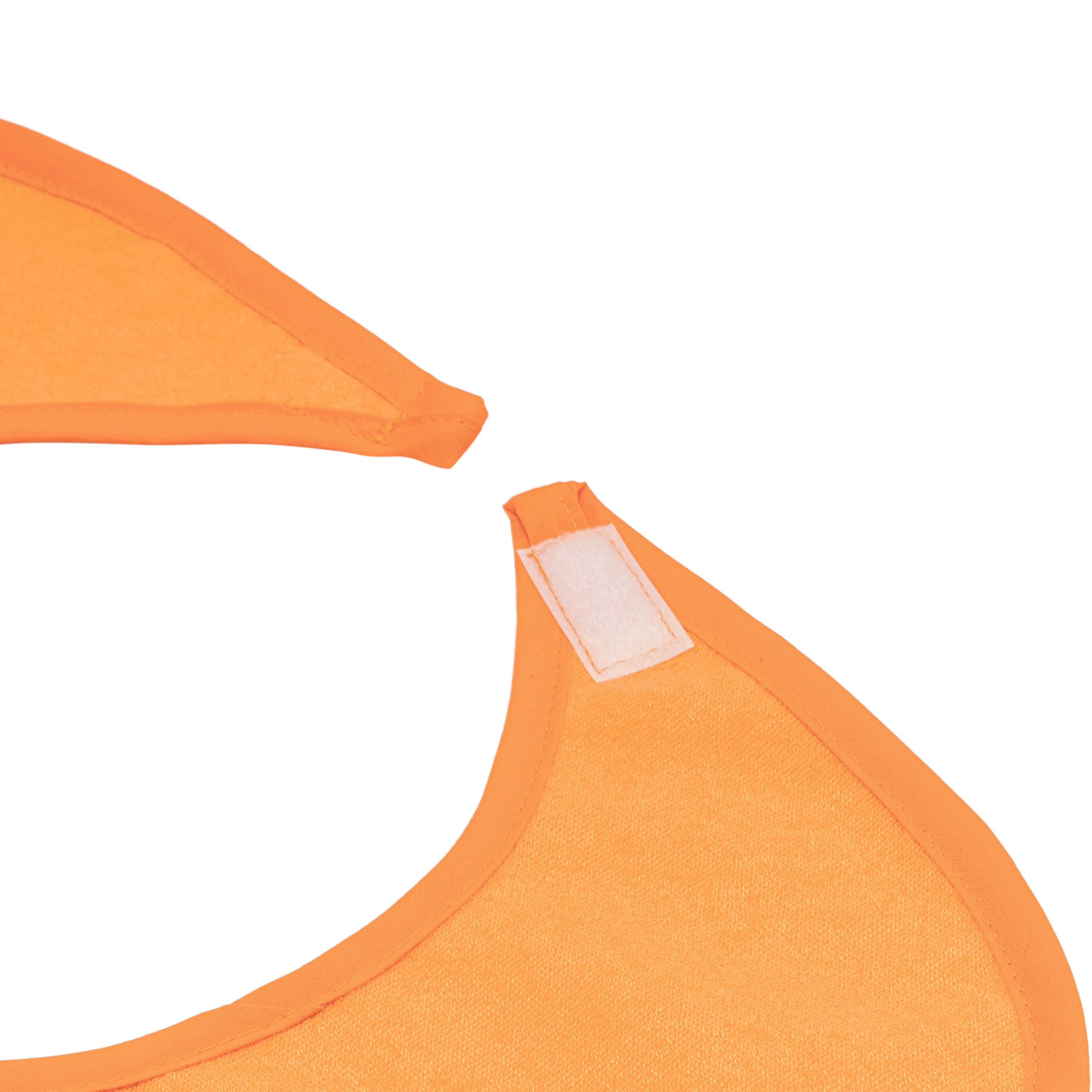 Nahaufnahme des Nackenbereichs eines orangenen Latzes. Klettverschluss zum Schließen.