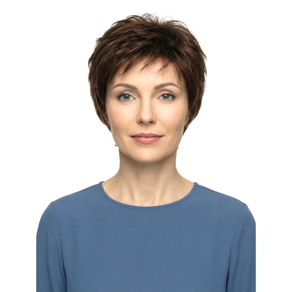 Kurzhaarperücke, braun, auf einer Frau getragen. Frontansicht. Die Frau trägt ein blaues Oberteil.