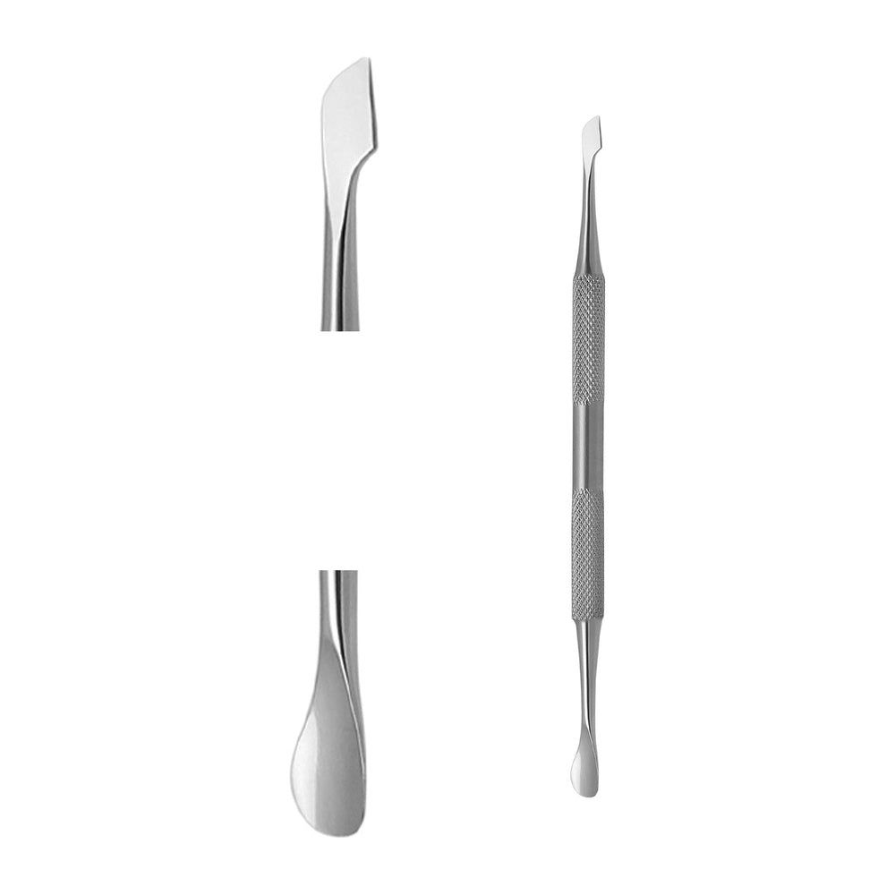 Nagelhautentferner und Nagelreiniger aus Metall. Enthält drei Ansichten: Klinge, Spatel und Doppelinstrument mit gerändeltem Griff.