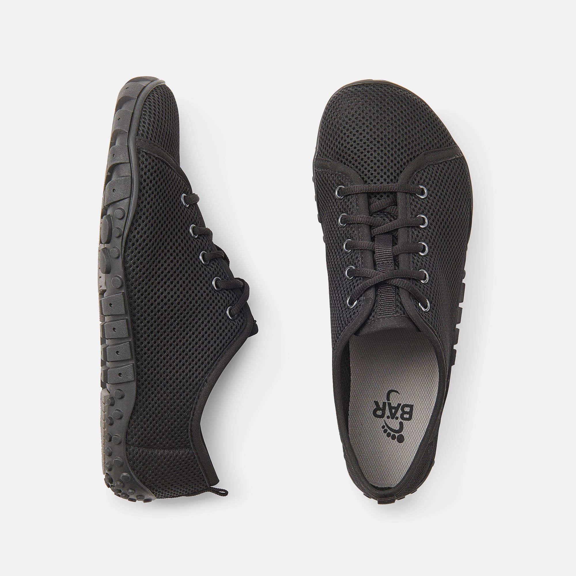 Zwei schwarze Schnürschuhe von oben. Mesh-Obermaterial, Schnürsenkel, helle Ösen. Gummisohle. Innensohle mit Logo.