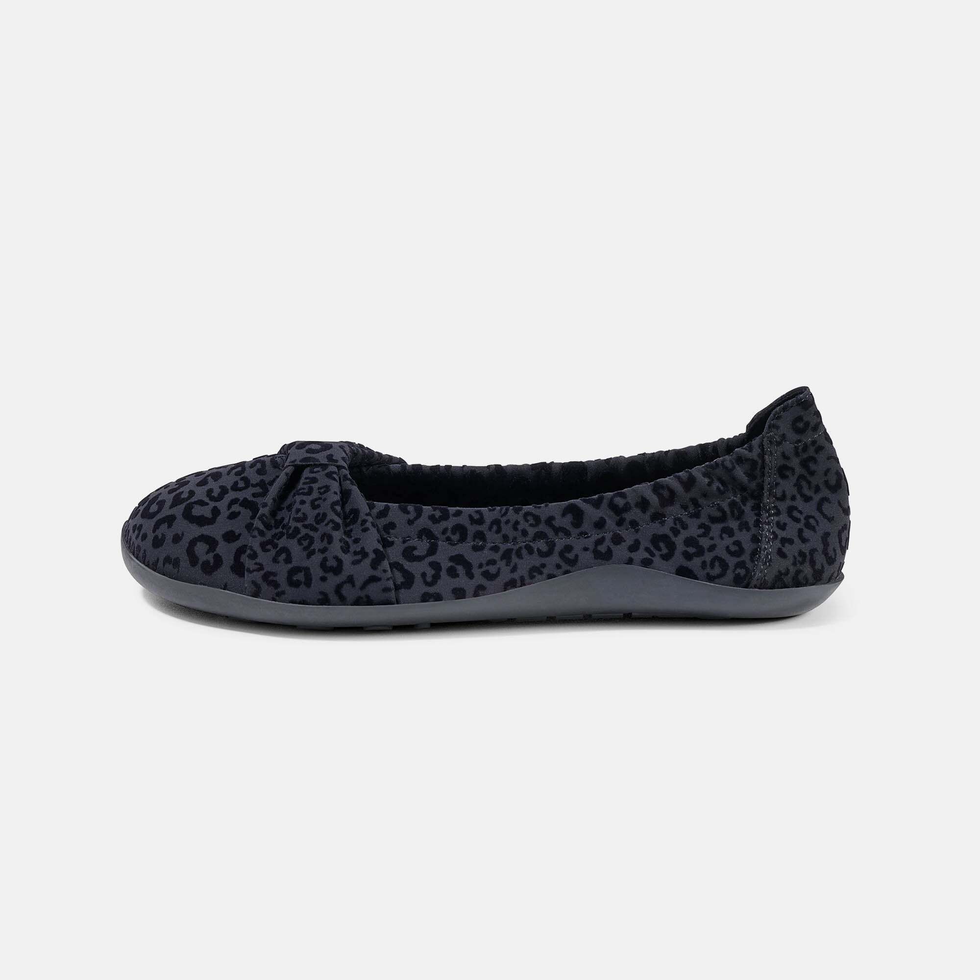 Seitenansicht einer Damen Ballerina mit Leopardenmuster und Schleife.