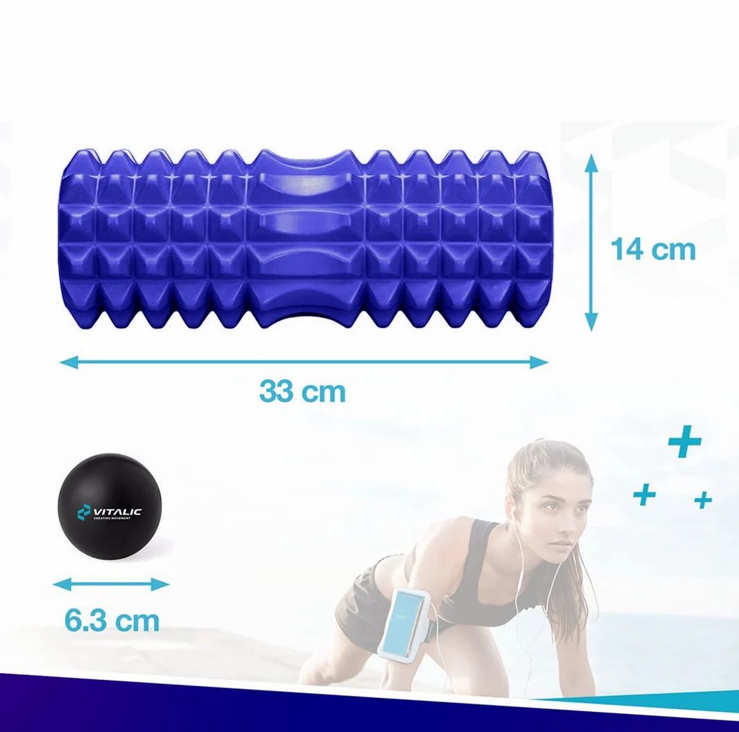 Blauer Triggerpunkt-Massage-Roller, 33 cm lang, 14 cm Durchmesser. Schwarze Massagekugel, 6,3 cm Durchmesser. Frau trainiert.