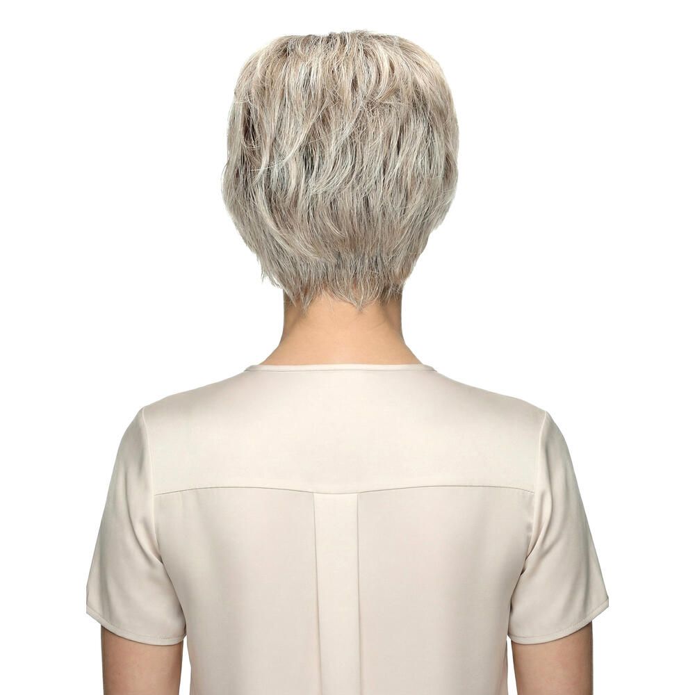 Rückansicht einer Frau mit Kurzhaarperücke. Graue Strähnen, gestufter Schnitt. Helles Oberteil.