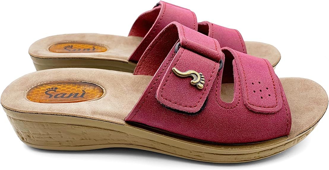Sandali rossi con chiusura a strappo. Marchio Sani. Suola beige. Soletta con logo impronta. Cinghie regolabili.