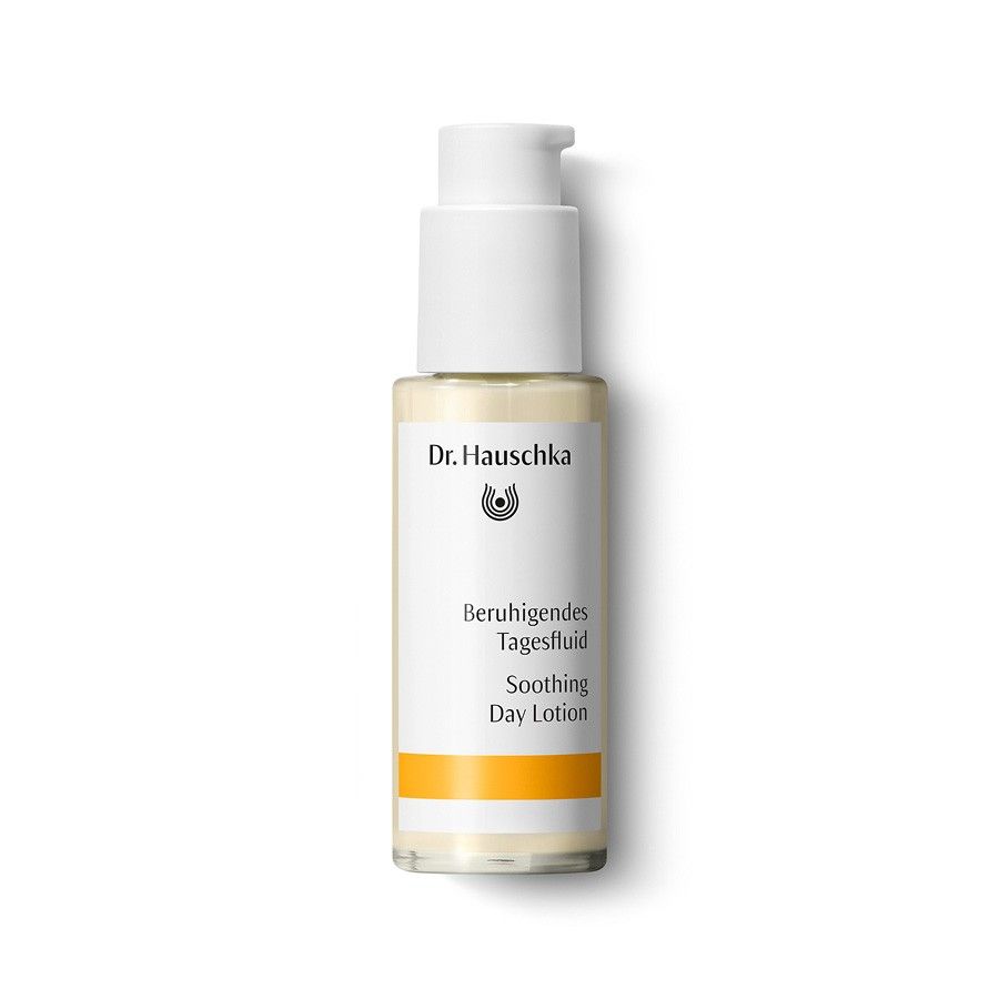 Beige Flasche mit weißem Pumpkopf. Aufschrift: Dr. Hauschka, Beruhigendes Tagesfluid, Soothing Day Lotion. Gelber Streifen.
