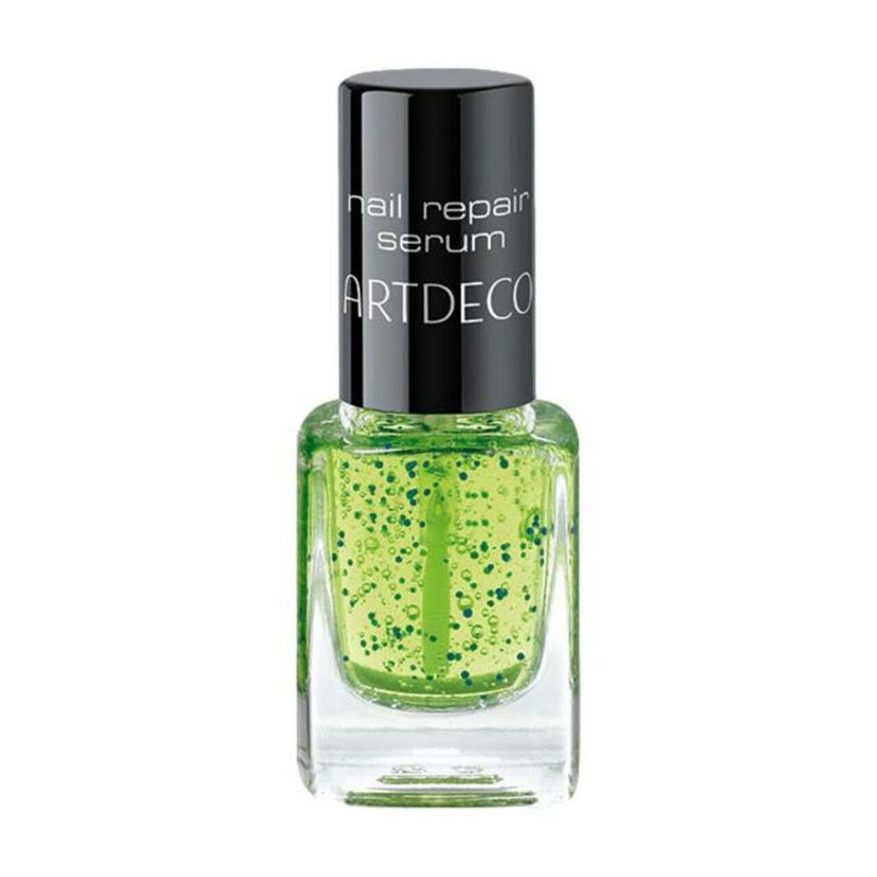 Artdeco Nail Repair Serum in einem Glasfläschchen mit grünem Inhalt und Perlen.