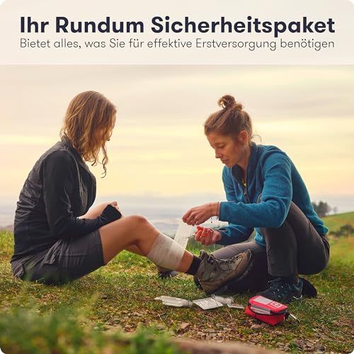 Zwei Personen im Freien. Eine Person verbindet das Bein der anderen. Im Hintergrund: Text "Ihr Rundum Sicherheitspaket".