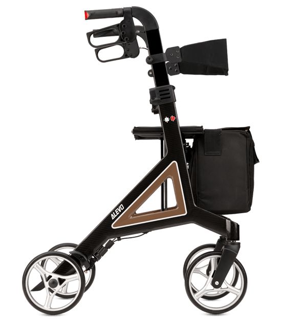 Schwarzer Rollator mit braunen Akzenten und vier Rädern. Das Produkt hat den Schriftzug "ALEVO".