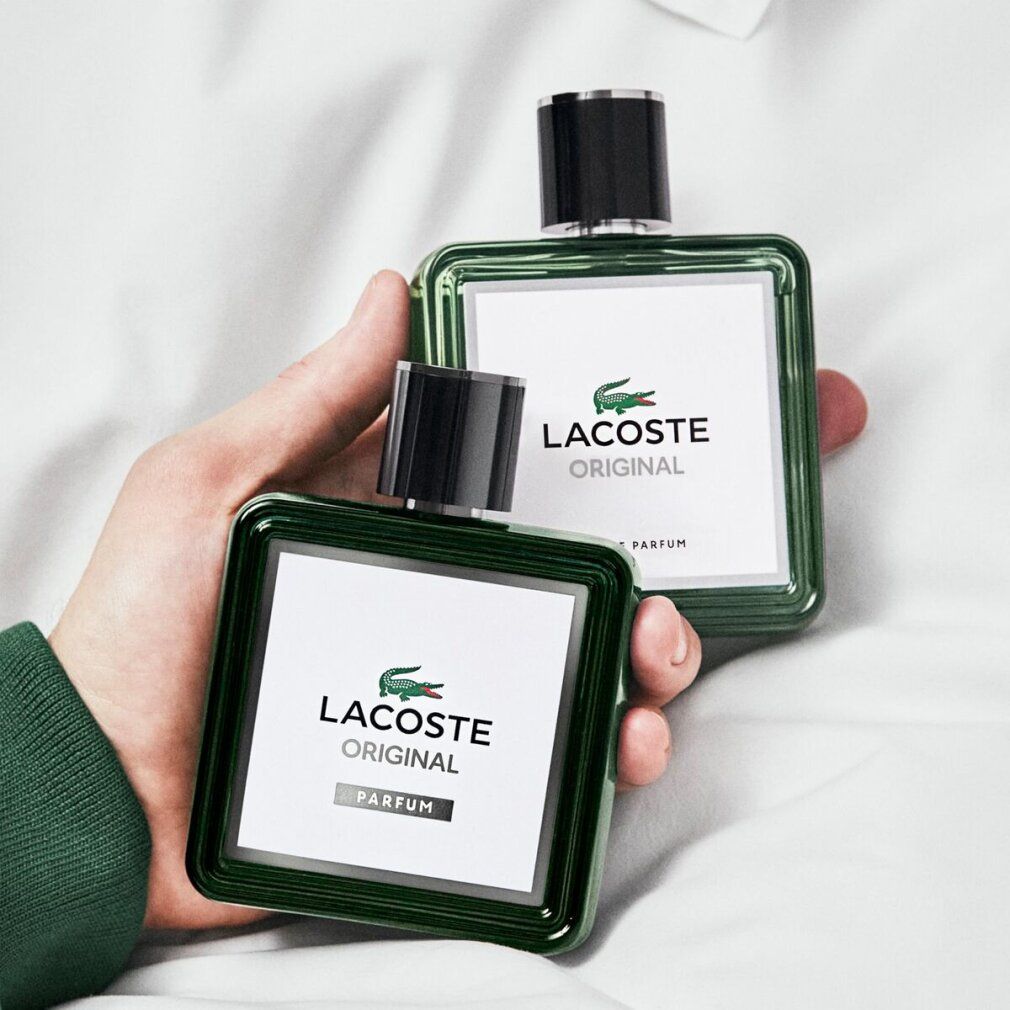 LACOSTE Original Parfum Flakon in einer Aufzugsumgebung.