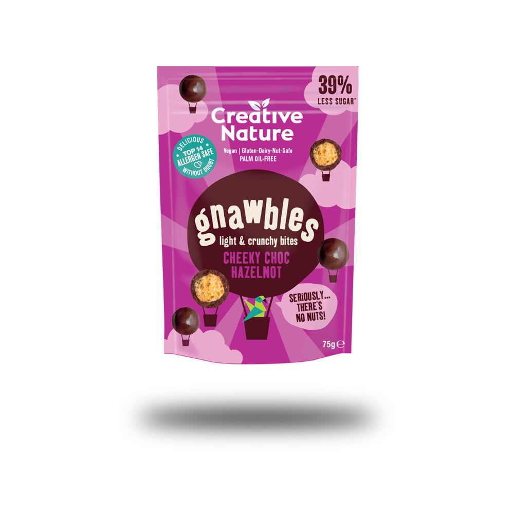 Verpackung mit Gnawbles Cheeky Choc Haselnuss. Lila Beutel mit Produktnamen und Logo. Enthält 39% weniger Zucker.