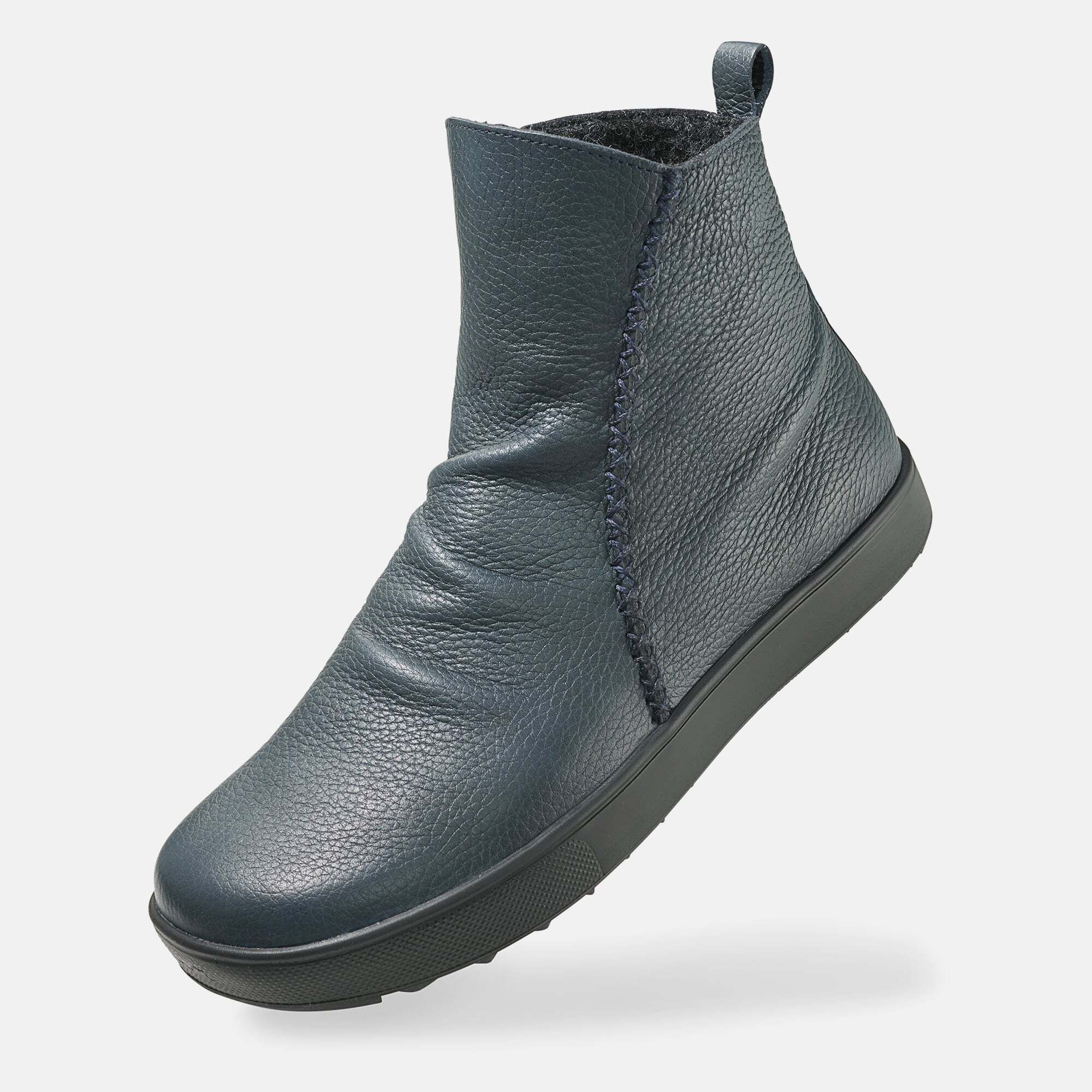 Blaue Stiefelette aus Leder. Schwarze Sohle. Innenfutter. Seitliche Ziernaht. Schlaufe am Schaft.