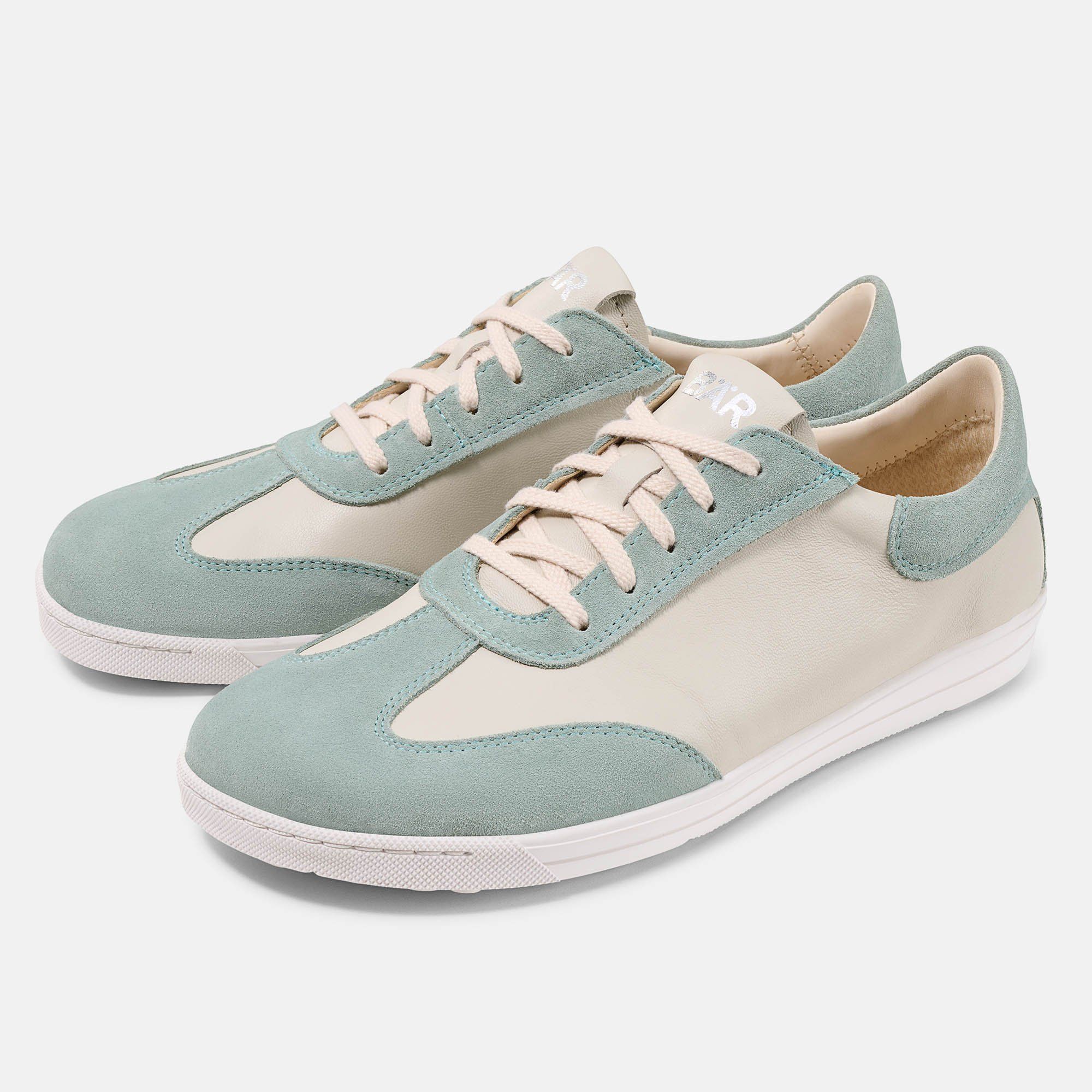 Zwei BÄR Elody Damen-Schnürer. Beige und hellblau. Schnürsenkel. Weiße Sohle. BÄR-Logo auf der Zunge.