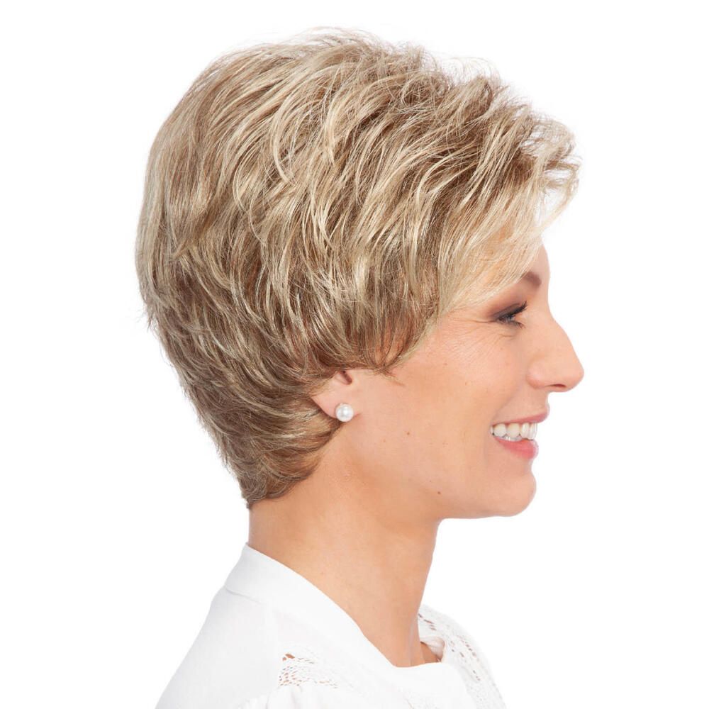 Blondtönige Kurzhaarperücke. Seitenansicht einer Frau mit Perücke. Die Frau lächelt.