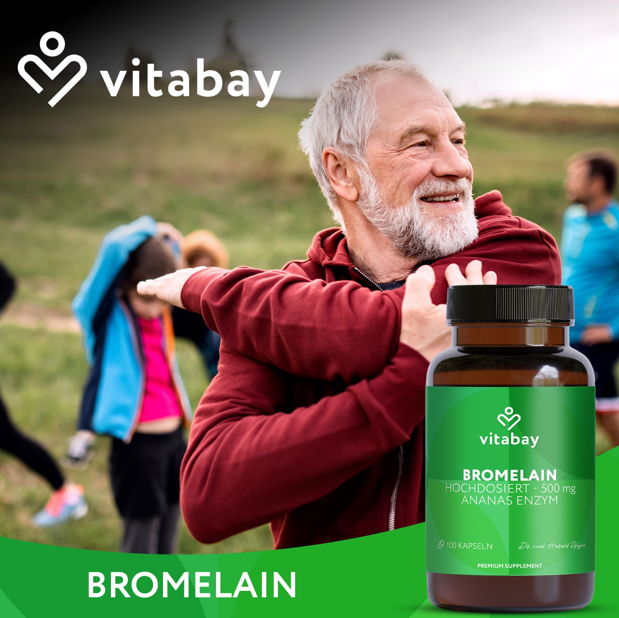 Mann im Freien mit Flasche: Bromelain 500mg. Vitabay Logo. Text: Premium Supplement. Sportliche Aktivität.