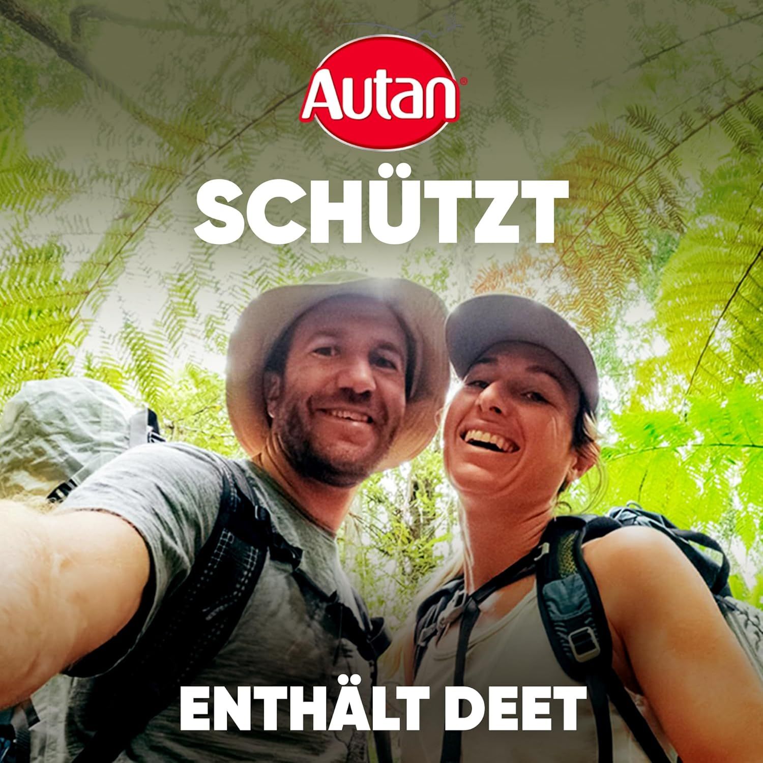 Zwei Personen lächeln in die Kamera. Text: Schützt. Enthält DEET. Hintergrund: Wald. Autan-Logo.