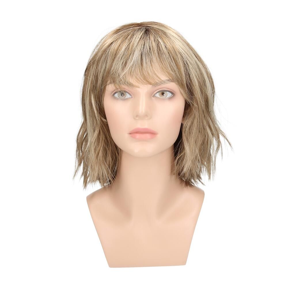 Perücke Miri von trendhair. Blond mit Pony, auf einem Schaufensterkopf. Frontansicht.