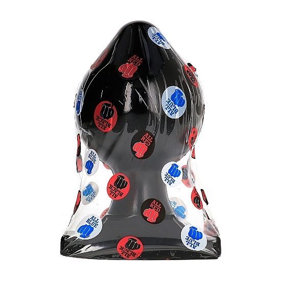 Schwarzer Analplug in transparenter Verpackung, bedeckt mit Aufklebern.