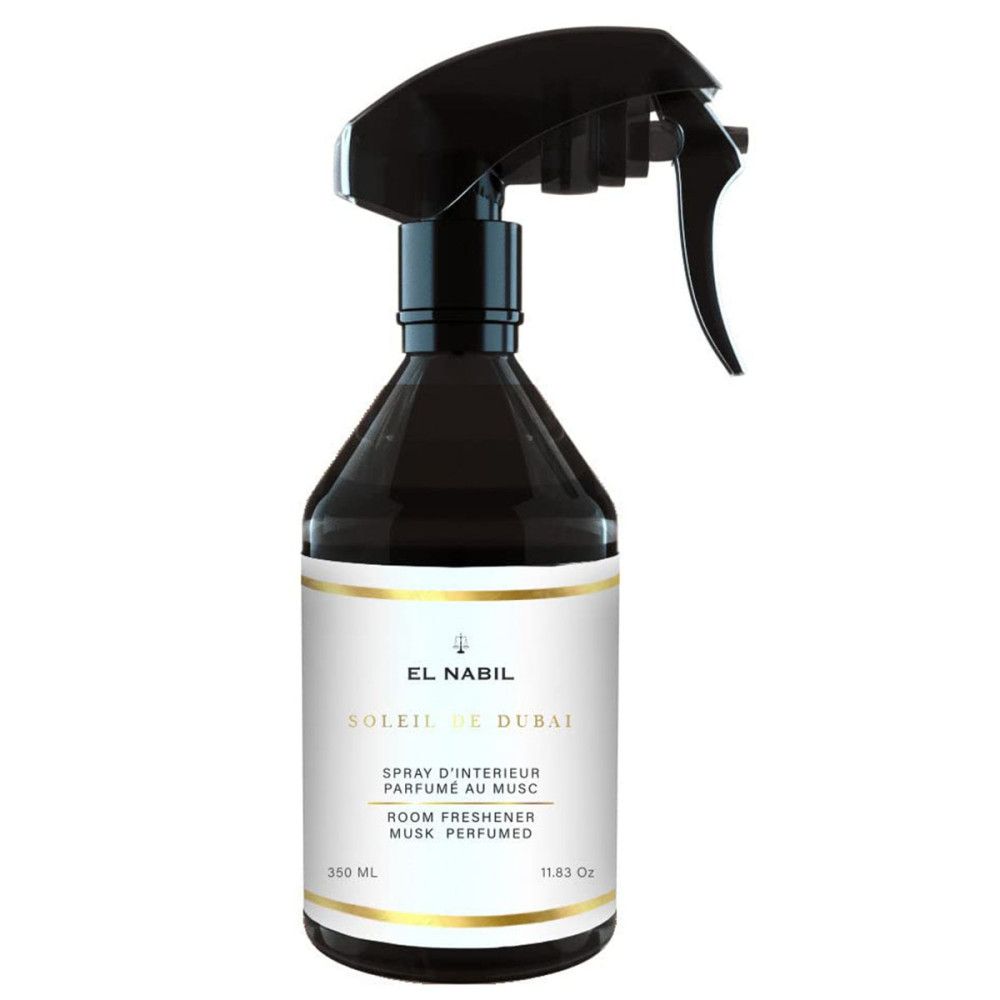 Dunkle Flasche mit schwarzem Sprühkopf. Etikett mit Produktnamen und Text. "Room Freshener Musk Perfumed".
