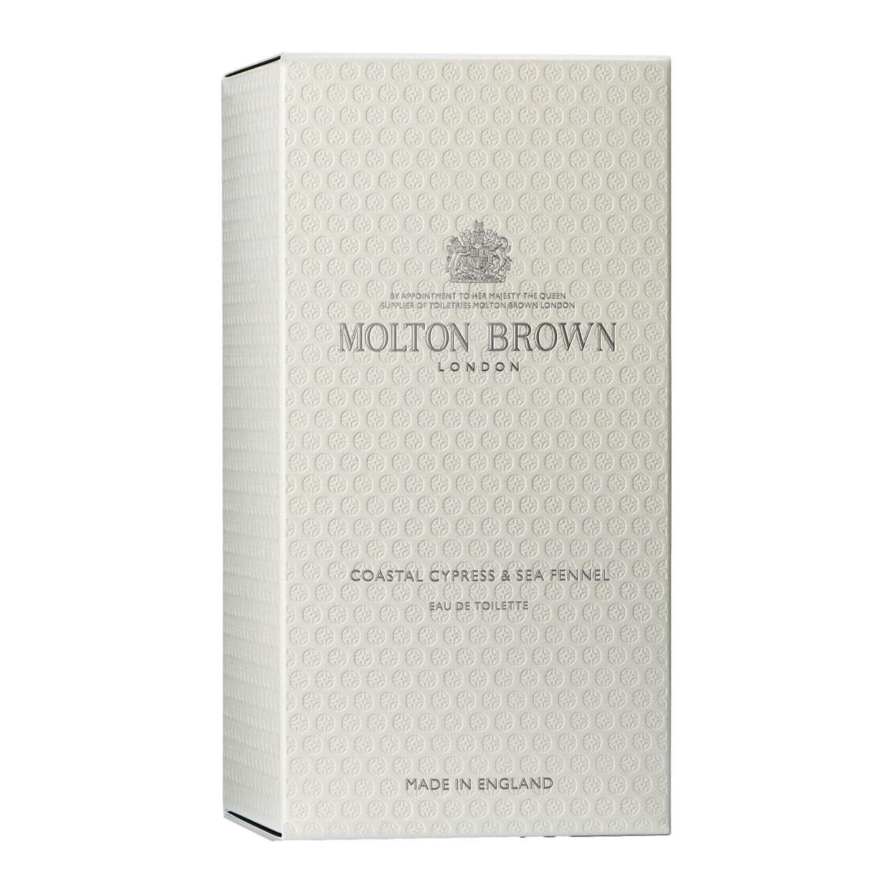 Weiße Verpackung mit Prägemuster. Aufschrift: Molton Brown London, Coastal Cypress & Sea Fennel. Hergestellt in England.