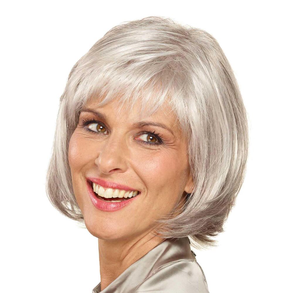 Kurzhaarperücke, grau-meliert, mit Pony. Frau mit Perücke, Blick zur Seite.