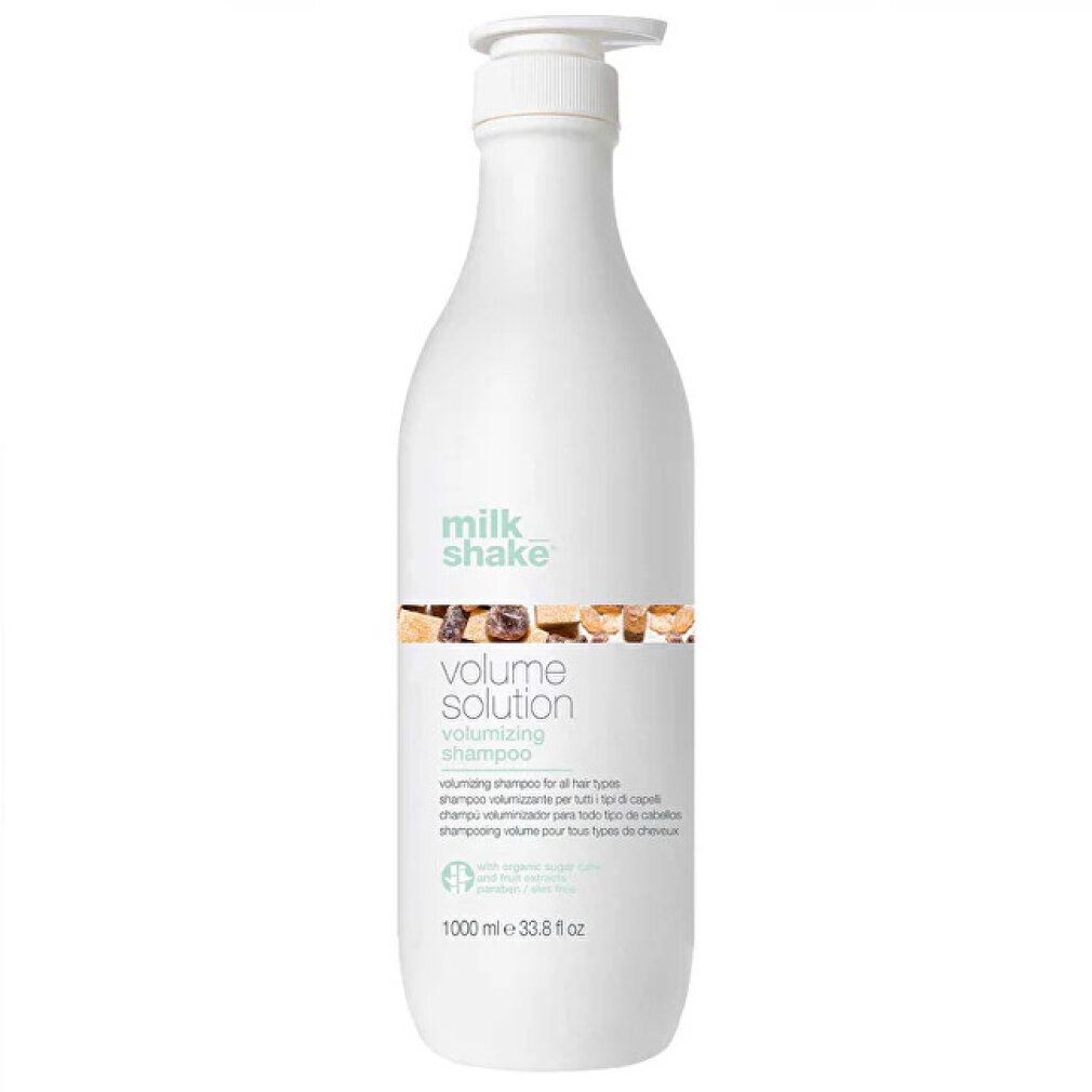 Weiße Shampoo-Flasche mit Pumpe. Aufschrift: milk_shake, volume solution. 1000 ml.