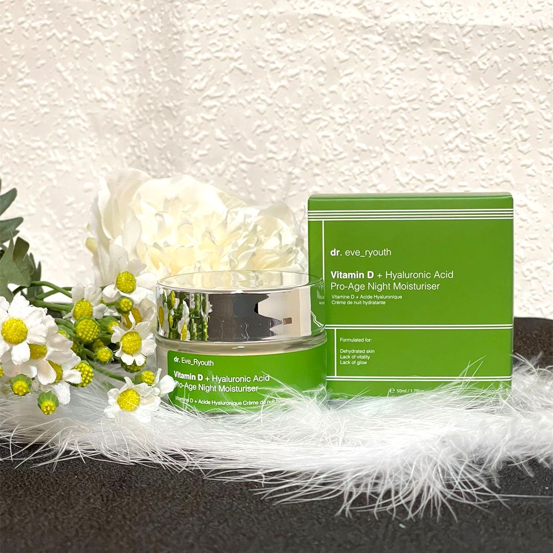 Creme-Glas mit grünem Etikett und Verpackung. Aufschrift: Vitamin D + Hyaluronsäure Pro-Age Nachtfeuchtigkeitscreme.