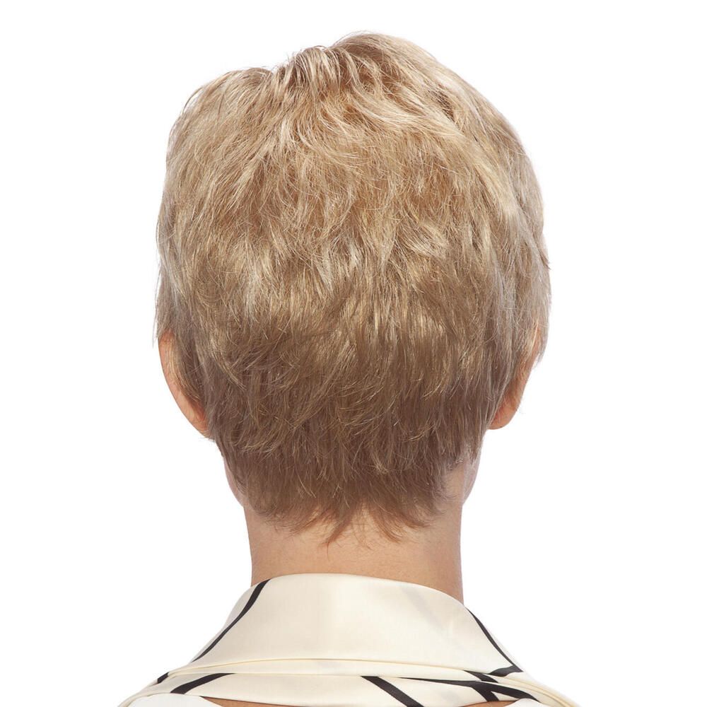 Blond gefärbte Perücke KIEL. Kurzer, gewellter Haarschnitt. Rückansicht einer Frau mit Perücke.