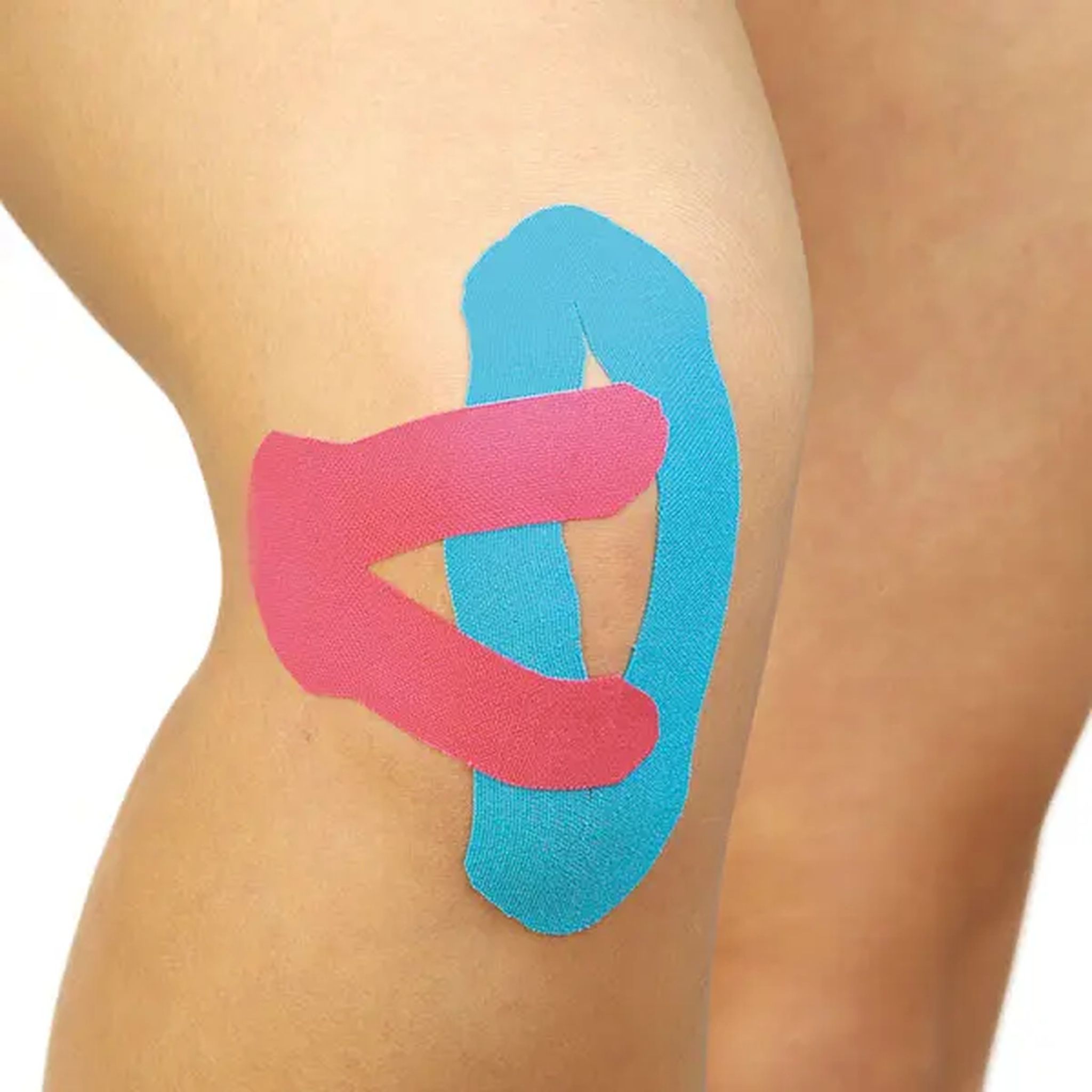Blaues und pinkfarbenes Tape am Knie. Das Tape ist in einer spezifischen Form angebracht.
