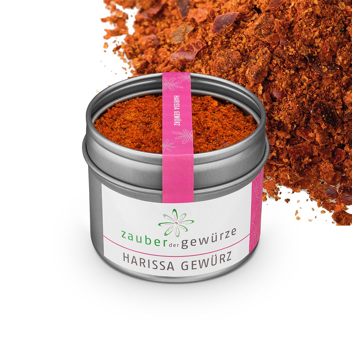 Harissa Gewürz in Dose. Rosa Etikett mit Produktnamen. Dose mit weißem Etikett und grünem Logo. Gewürz daneben.