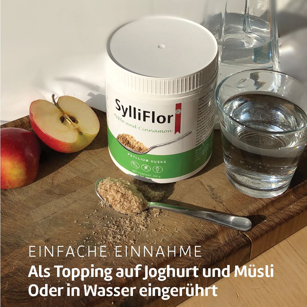 Behälter 'SylliFlor Apfel und Zimt' auf Holzbrett. Apfel, Glas Wasser. Text: 'Einfache Einnahme'.