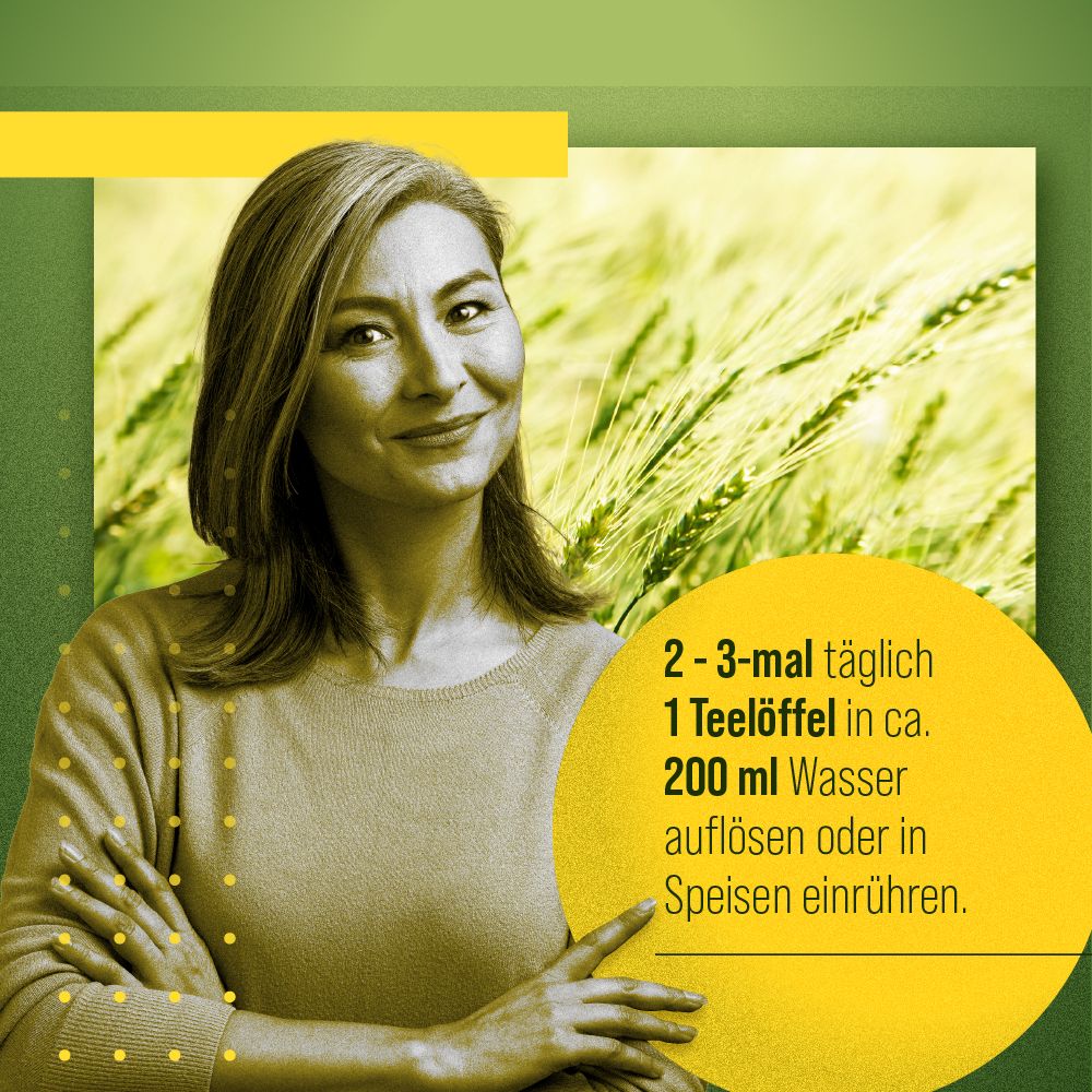 Frau mit Text über die Anwendung von Bio-Gerstengras-Pulver. Empfiehlt 2-3 mal täglich 1 Teelöffel in Wasser.