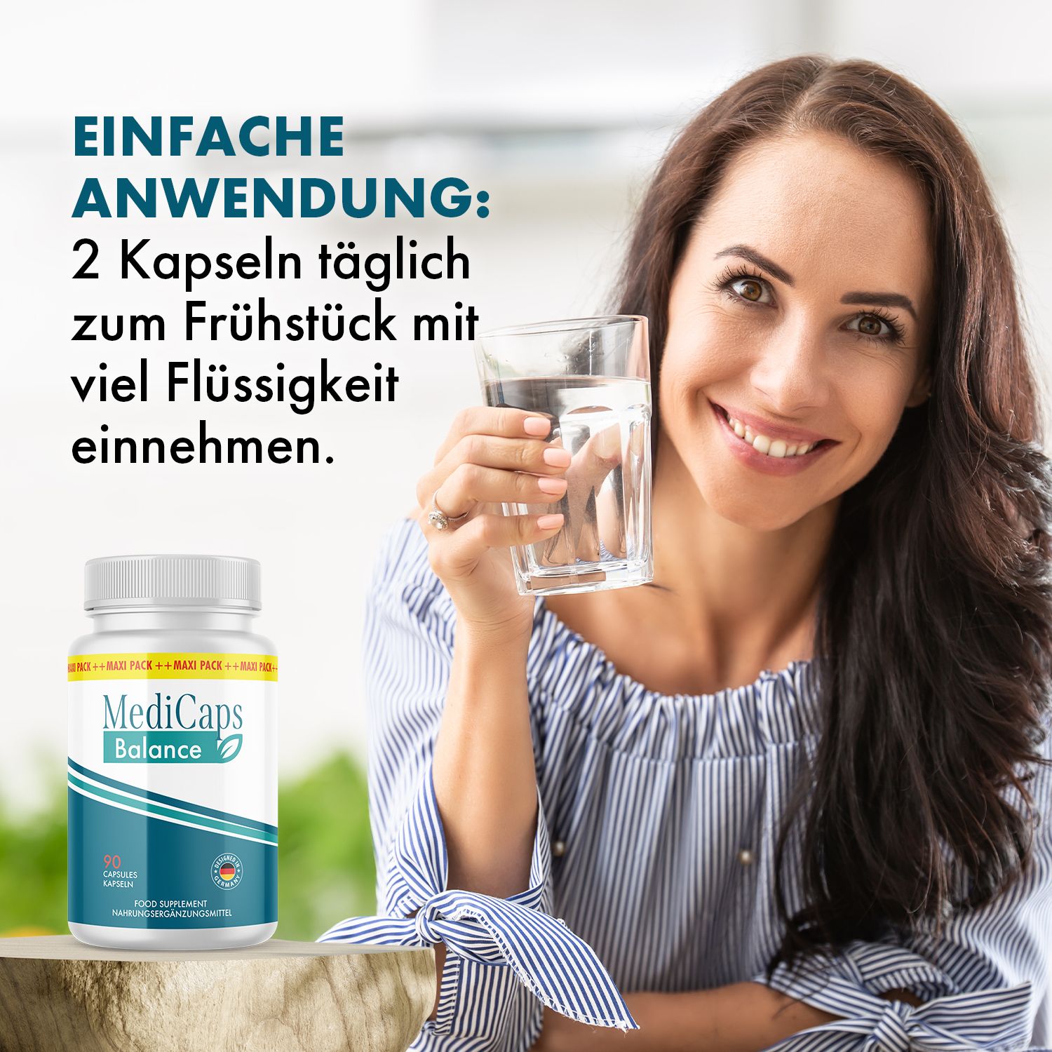Frau trinkt Wasser neben einer Dose MediCaps Balance Kapseln.
