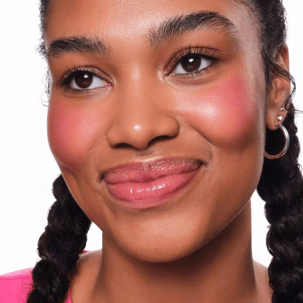 Porträt einer Frau mit Rouge auf den Wangen. Zöpfe. Rosa Lippen.