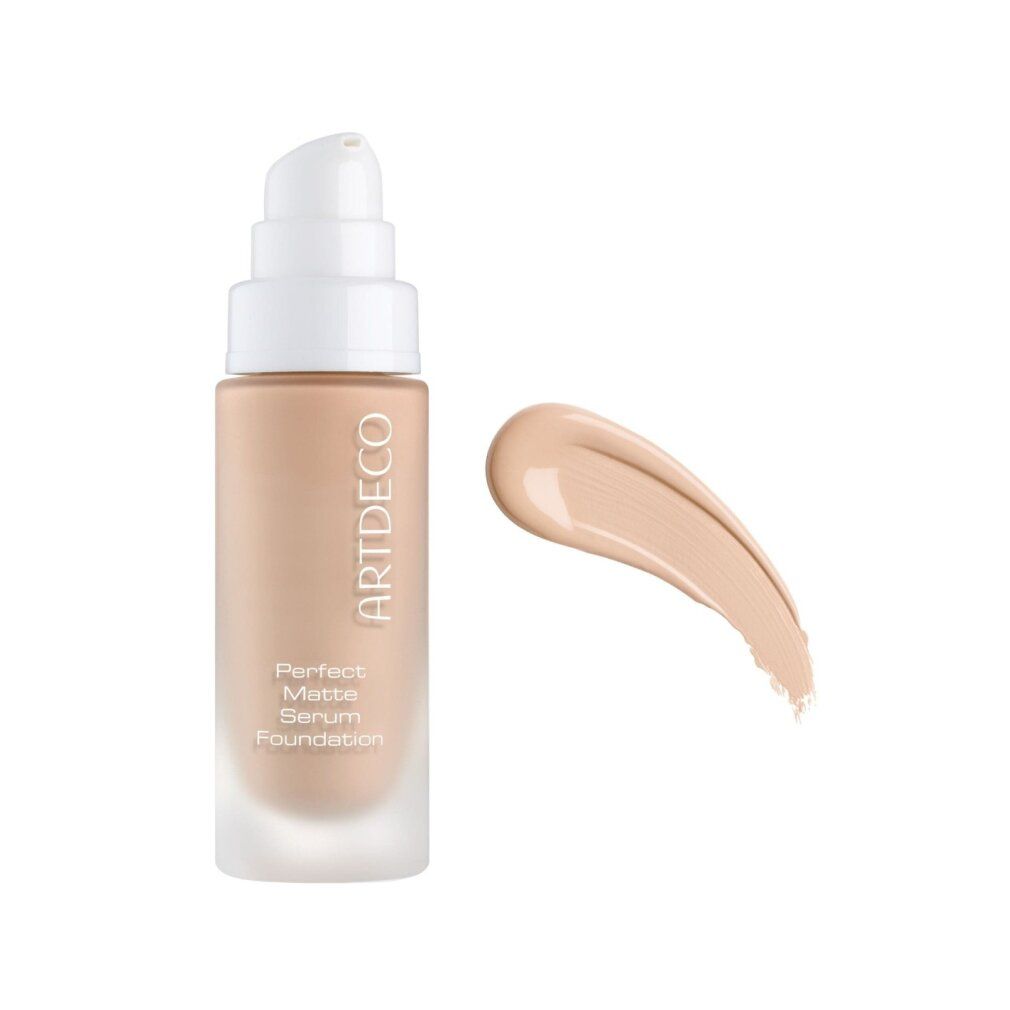 Artdeco Perfect Matte Serum Foundation. Flasche mit Pumpe und Farbprobe. Beigefarbener Inhalt, weißer Pumpkopf, Schriftzug Artdeco.