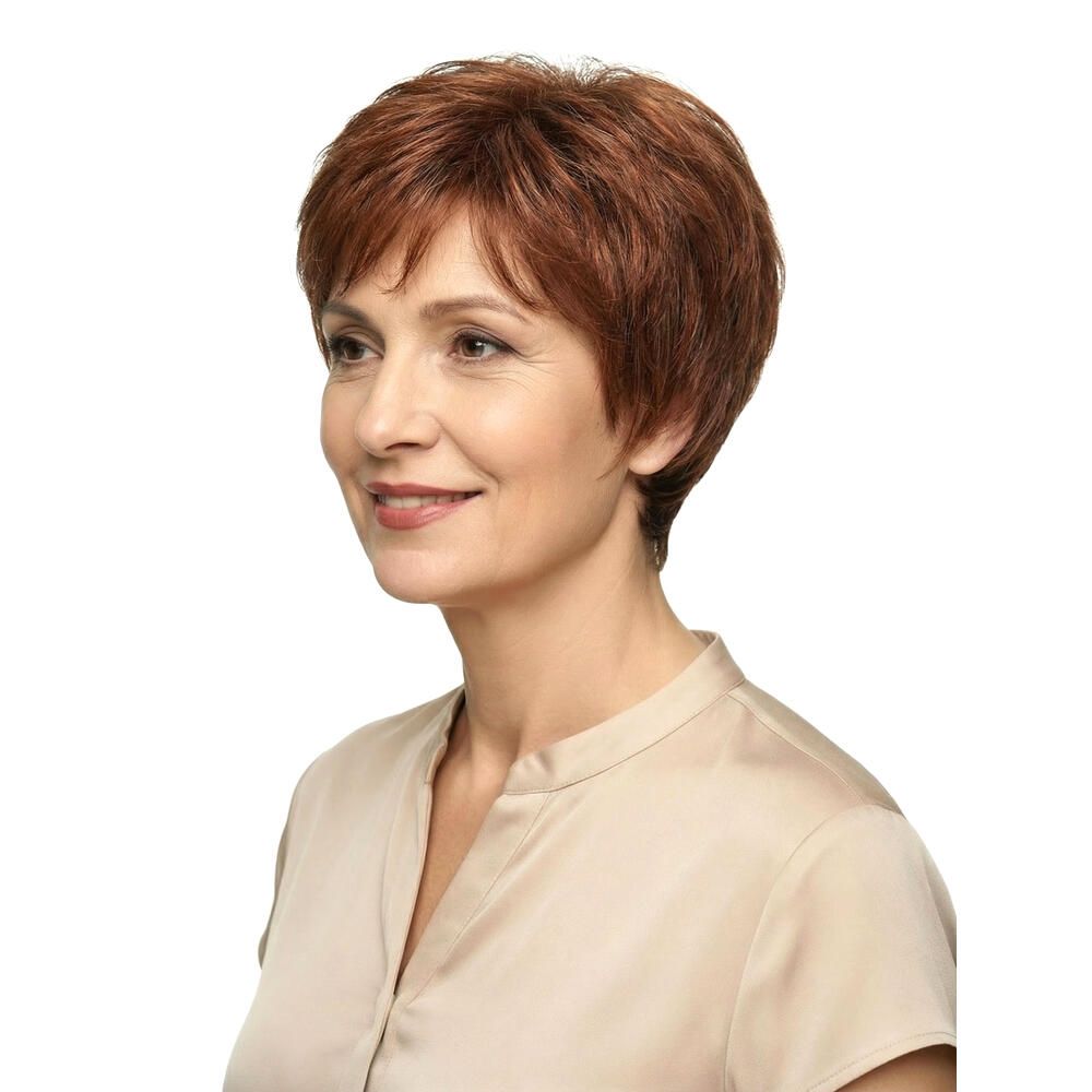 Kurzhaarperücke in Rotbraun. Seitenansicht einer Frau mit Perücke und beigem Oberteil.
