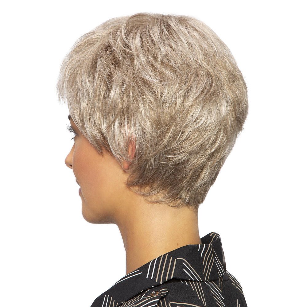Kurzhaarperücke, blond-grau. Frau von hinten, schwarzes Oberteil.