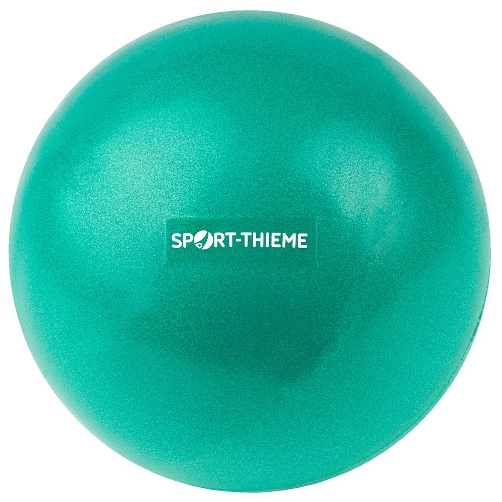 Grüner Pilates-Ball. Aufschrift Sport-Thieme. Rund, aus weichem Material.