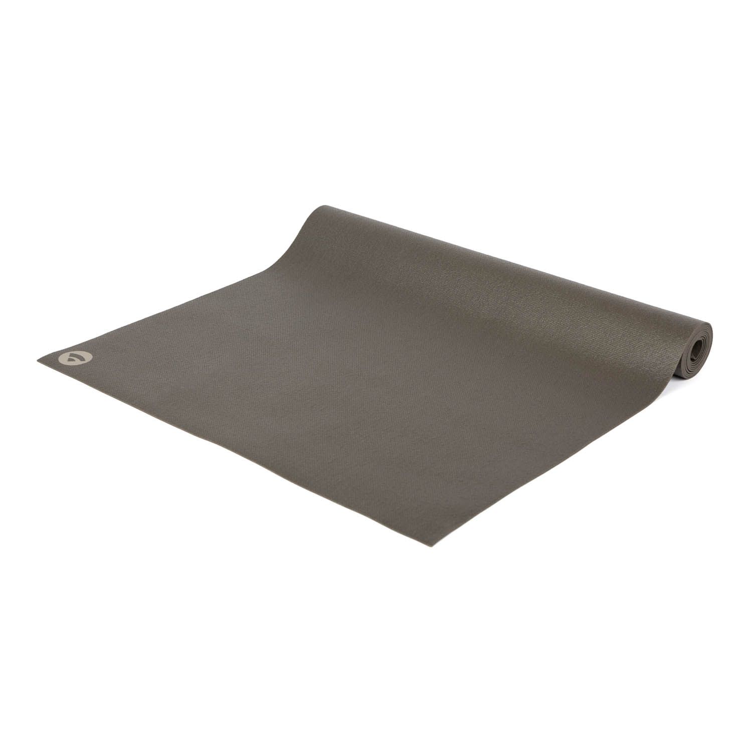 Graue Yogamatte, teilweise ausgerollt. Logo in der Ecke. Auf weißem Hintergrund.