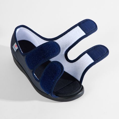 Dunkelblaue Sandale mit Klettverschluss, Mesh-Obermaterial und offenem Zehenbereich.