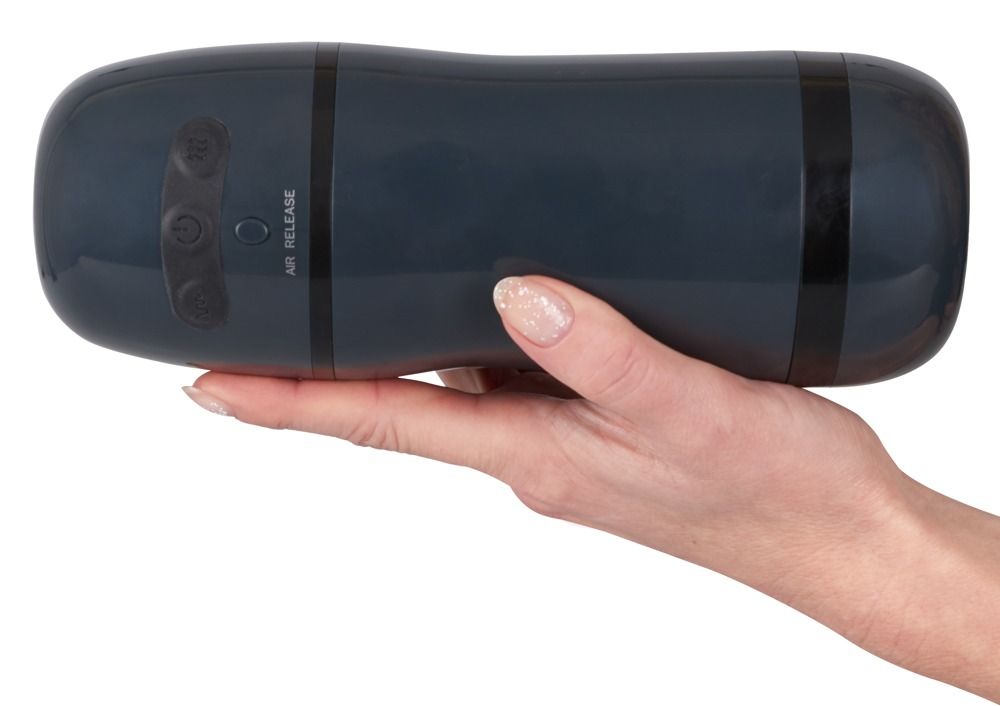 Dunkelgraues Gerät in einer Hand gehalten. Drei Knöpfe und Aufschrift 'AIR RELEASE'.