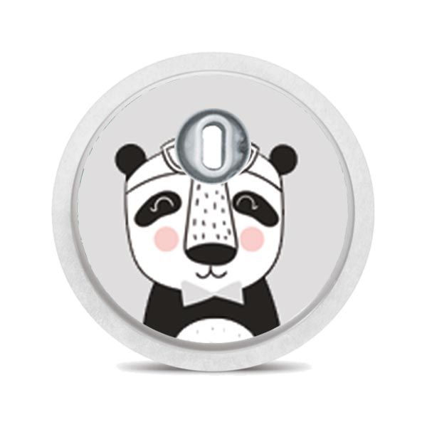 Runder Aufkleber mit Pandagesicht. Rosa Hintergrund, weißer Rand. Fliege.