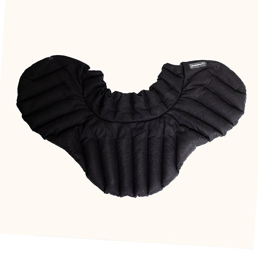 Schwarzes Wärmekissen Embrace. Gepolstert und gesteppt. Mit Label.