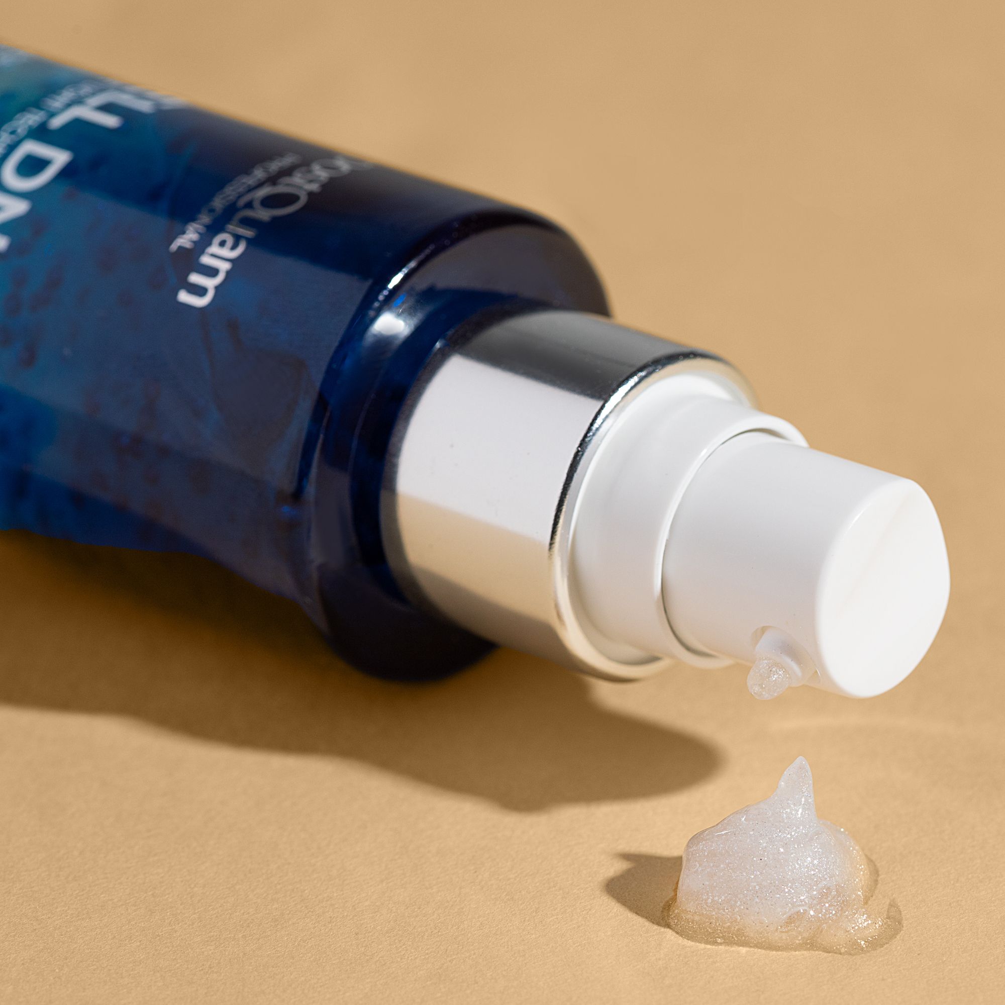 Nahaufnahme des Serum-Sprühkopfes. Serumtropfen auf beigem Untergrund. Aufschrift CELL DNA, Postquam Professional.