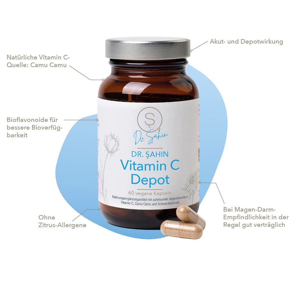 Braune Glasflasche mit weißem Etikett. Aufschrift: Dr. Şahin Vitamin C Depot. Daneben drei Kapseln. Beschriftungen in deutscher Sprache.