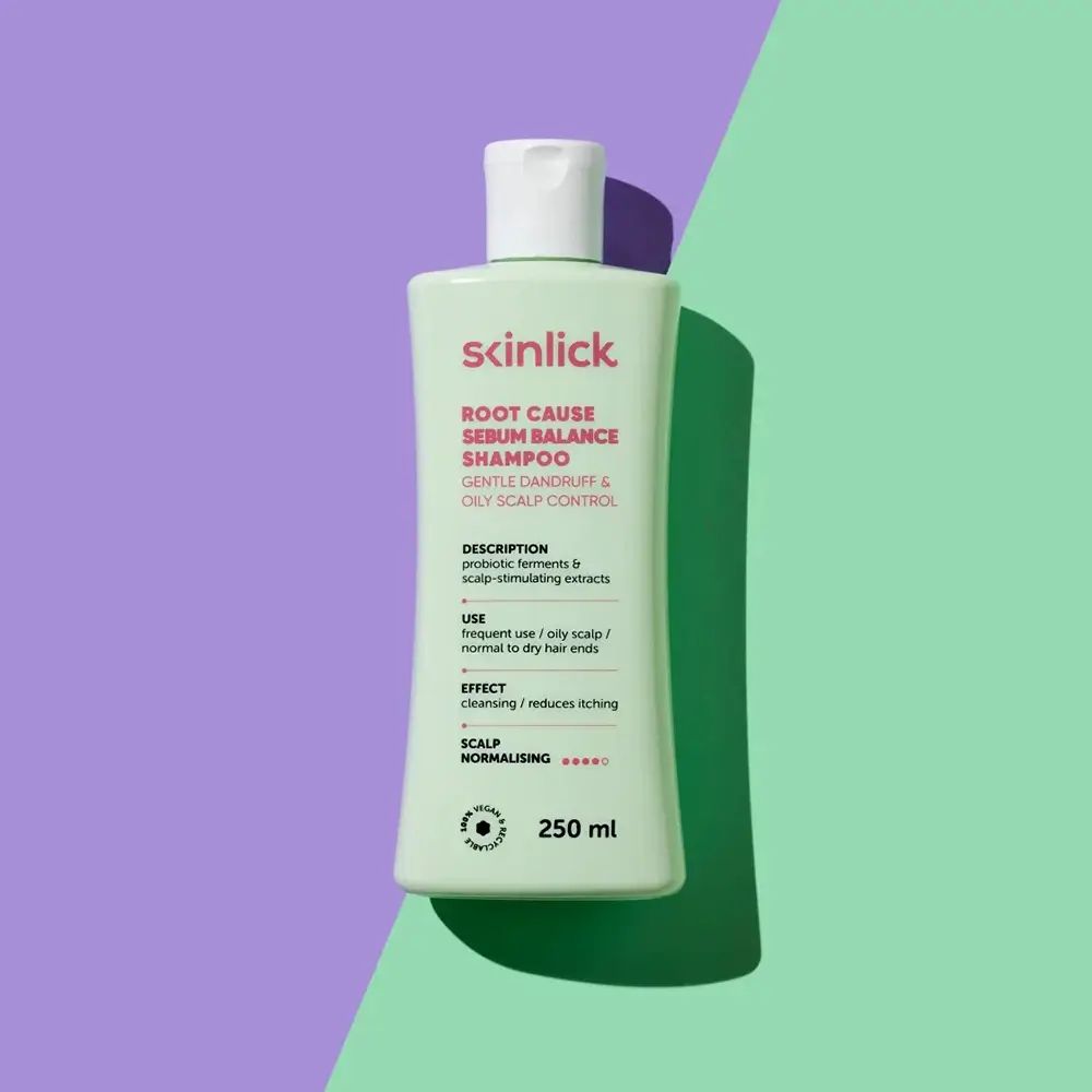 Grüne Shampoo-Flasche mit weißem Deckel. Text: SKINLICK, Root Cause Sebum Balance Shampoo. 250 ml. Auf farbigem Hintergrund.
